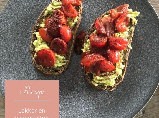 Avocadotoast met tomaat